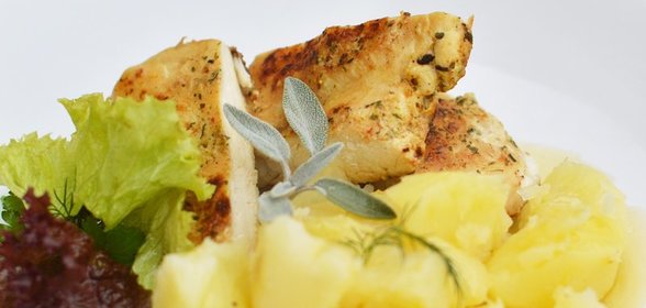Куриное филе с картофелем на пару и шалфейным маслом