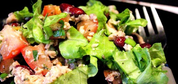 Салат с консервированной горбушей и фасолью