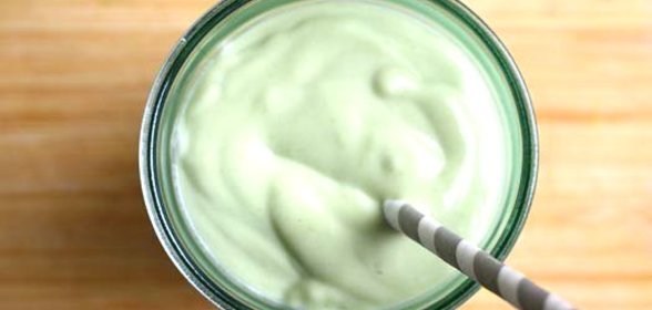 Густой утренний смузи с авокадо и кокосовым молоком