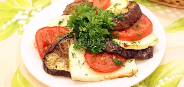 Запеченные баклажаны с помидорами и брынзой