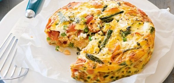 Фриттата со спаржей, рикоттой и томатами черри