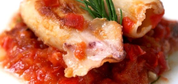 Кальмары, тушеные с помидорами и розмарином