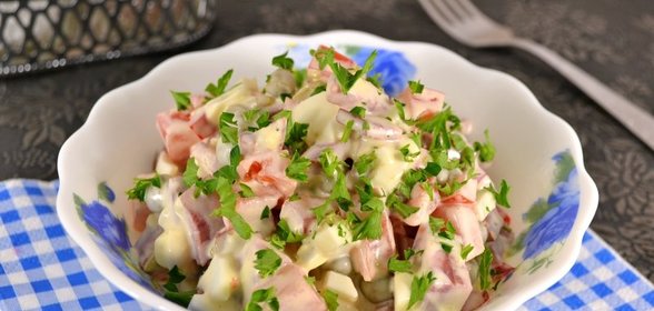 Салат с копченой колбасой и консервированным горошком