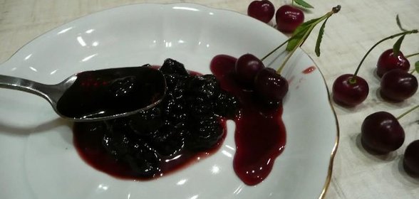 Густое вишневое варенье