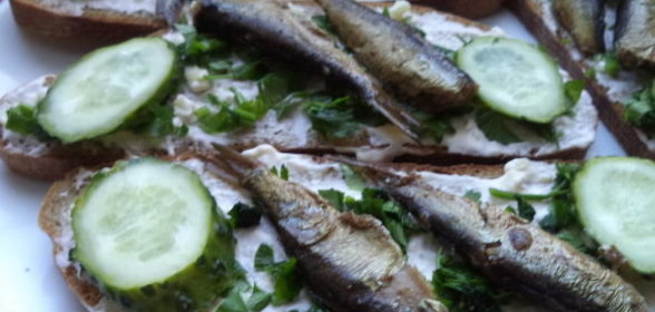 Бутерброды со шпротами и чесноком