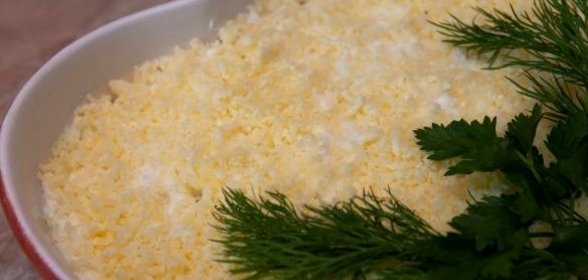 Салат из консервированной рыбы