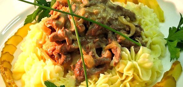 Бефстроганов с огурцами