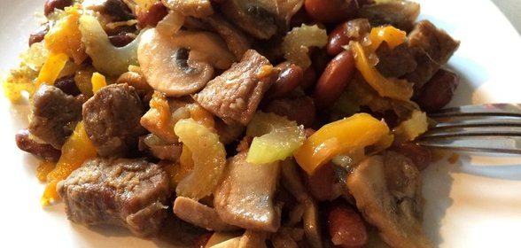 Говядина с имбирем, фасолью, овощами и грибами