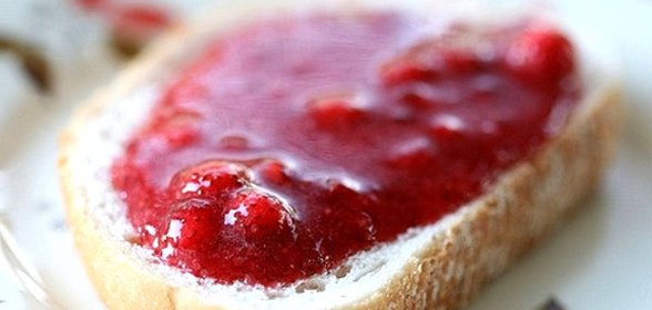 Земляничное варенье с целыми ягодами