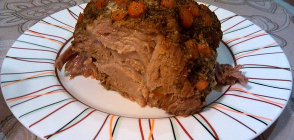 Буженина с чесноком, морковью и травами