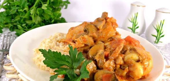 Курица с грибами в томатно-сметанном соусе в мультиварке