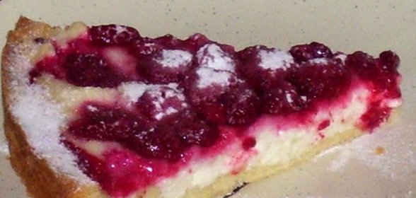 Пирог с творогом и малиной
