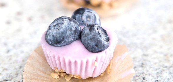 Замороженный йогурт с фруктами и ягодами