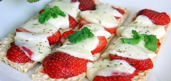 Тосты с клубникой и моцареллой