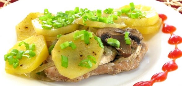 Свинина с грибами и картофелем, запеченная в фольге