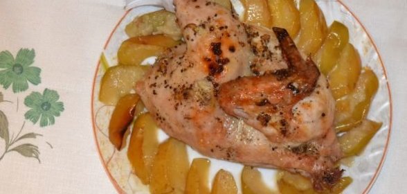 Пикантная курочка с яблоками, запеченная в рукаве