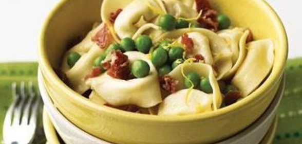 Тортеллини с горошком и ветчиной