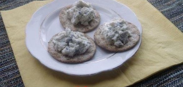 КРЕКЕРЫ с голубым сырным маслом