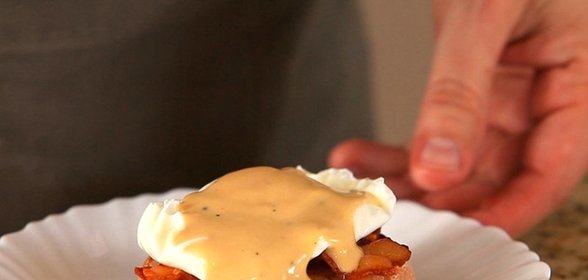 Яйца Бенедикт под соусом Голландез