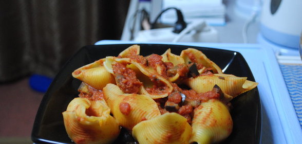 Макароны с баклажанами и помидорами