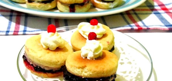 Печенье с кремом и вареньем