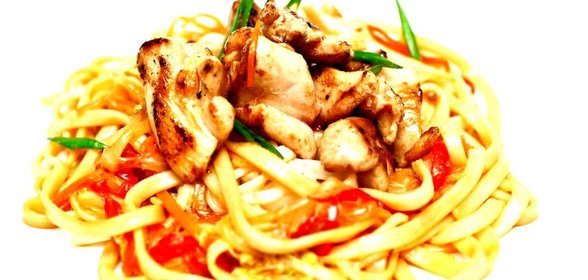 Лапша удон с курицой и овощами