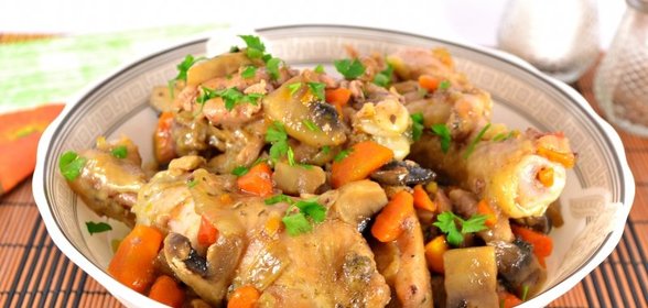 Курица тушеная с шампиньонами и соевым соусом на сковороде