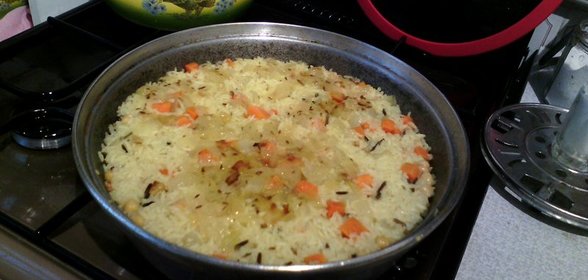 Жареный рис с морковью, луком, нутом и индийскими специям