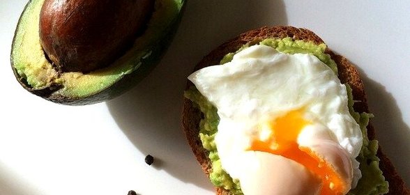 Тост с авокадо и яйцом пашот