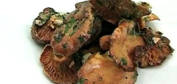 Грибы (рыжики) с чесноком