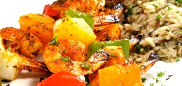 Шашлыки из креветок и манго в соке лайма