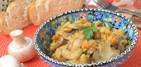 Красная чечевица с шампиньонами