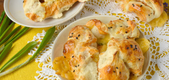 Салат зеленый с огурцами и растительным маслом