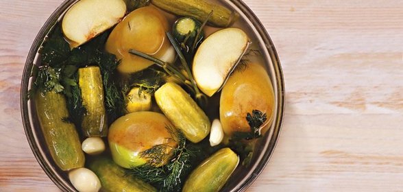 Малосольные огурцы с яблоками