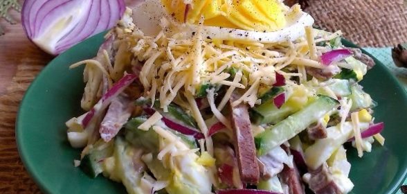 Пикантный салат с сердцем, сыром, огурцом