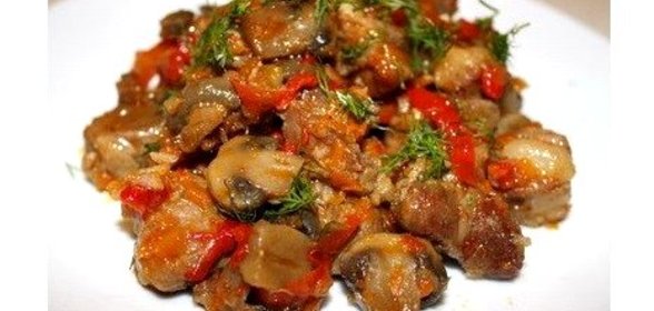 Мясо, тушеное с шампиньонами и сладким перцем