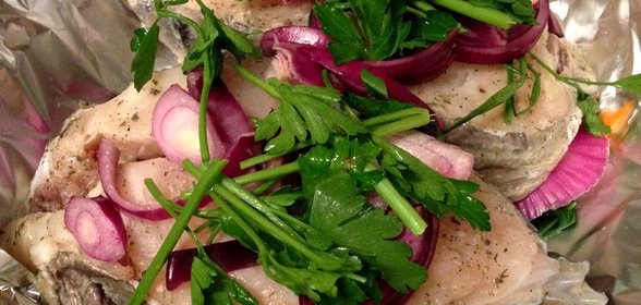 Зубатка, запеченная с овощами