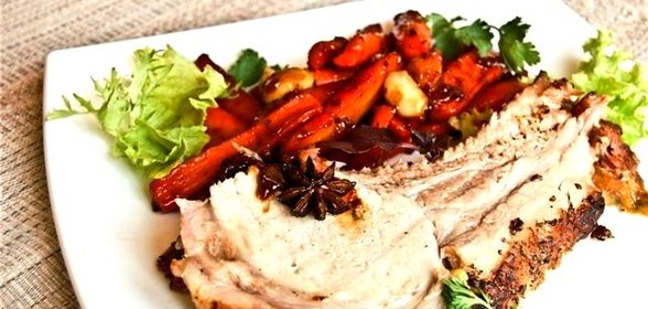 Свиная корейка на кости с морковью