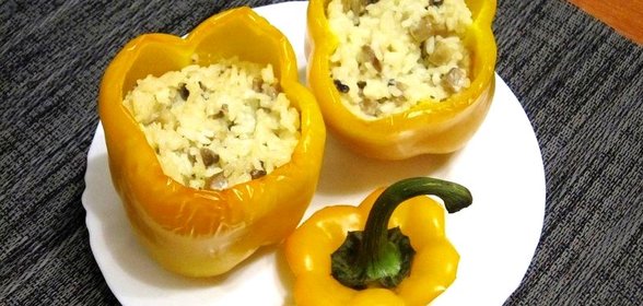 Перец фаршированный рисом и грибами