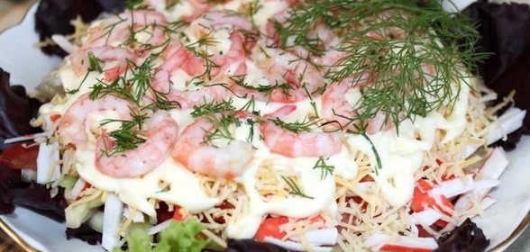 Салат с креветками крабовыми палочками с сыром