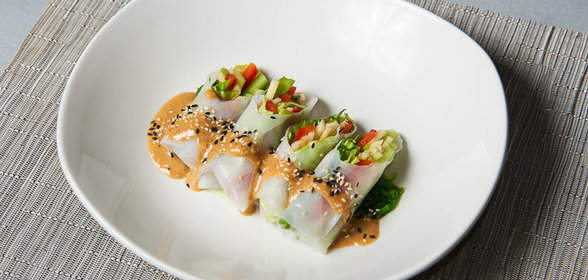 Спринг-роллы с овощами и соусом