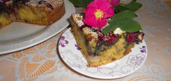 Шарлотка с яблоками, вишней и миндалем