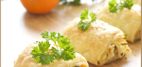 Рулетики из слоеного теста с курицей