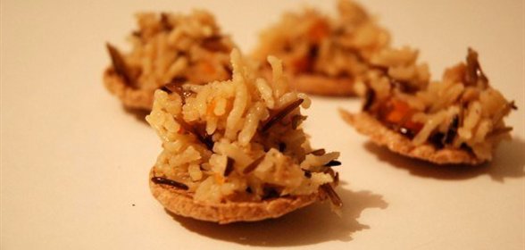 Куриный рулет с начинкой из риса и нута