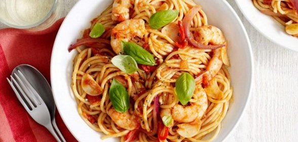 Спагетти с чесноком, креветками и перцем чили