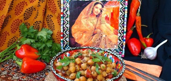 Нут со сладким перцем и помидорами