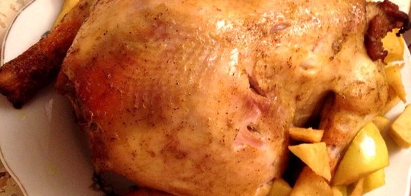 Курица в медовом маринаде, начиненная яблоками