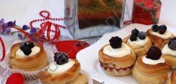 Булочки с ягодами и творогом