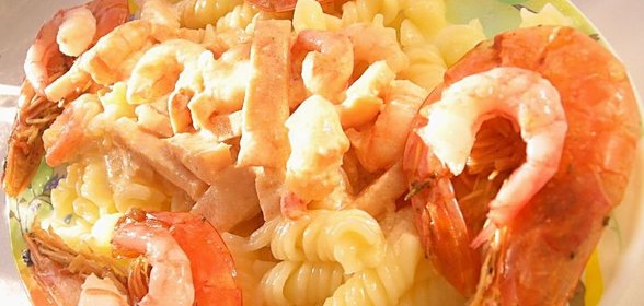 Спиральки под сливками с креветками и нежным рулетом