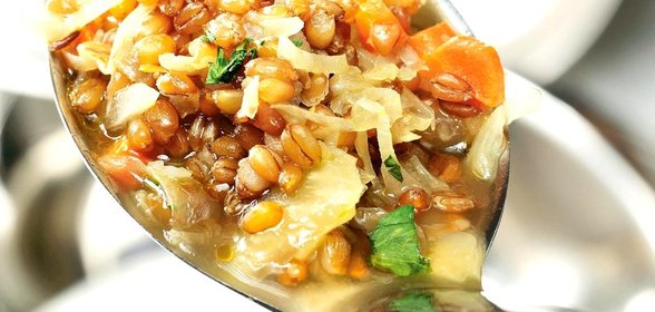 Пшеничная каша с капустой и морковью